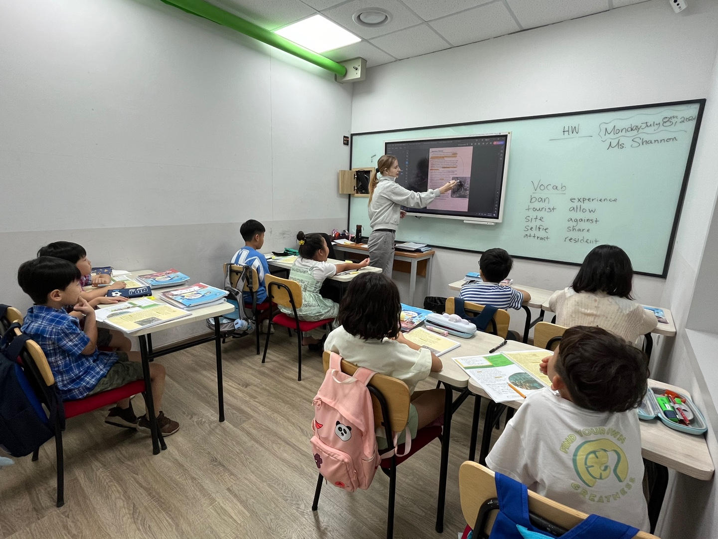 Hoạt động giảng dạy tại April